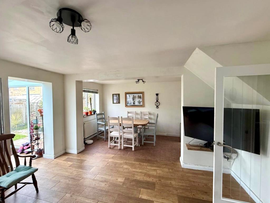 Lot: 77 - FOUR-BEDROOM SEMI-DETACHED HOUSE - Dining area